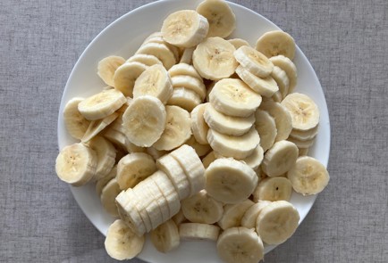 Фото шага рецепта Пирог с киви бананами яблоками и орехами 175912 шаг 4  