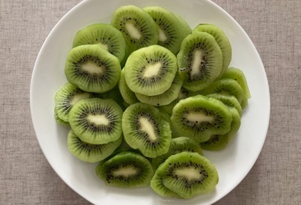 Фото шага рецепта Пирог с киви бананами яблоками и орехами 175912 шаг 5  