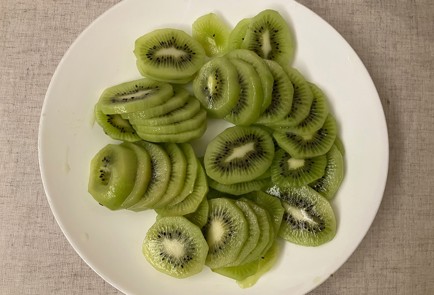 Фото шага рецепта Пирог с киви и персиками 176163 шаг 8  