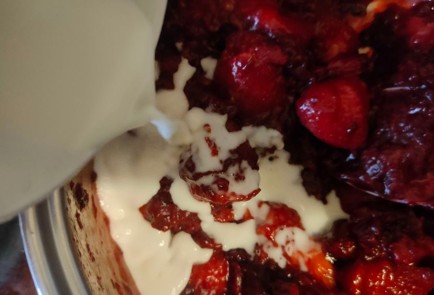 Фото шага рецепта Пирог с клубникой и ежевикой 186527 шаг 11  