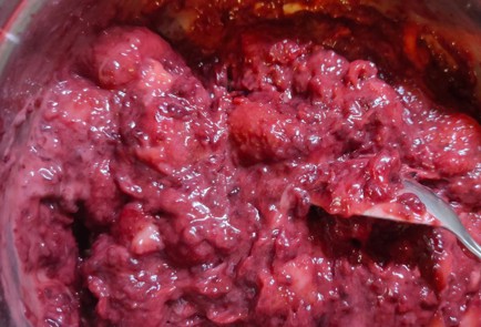 Фото шага рецепта Пирог с клубникой и ежевикой 186527 шаг 12  