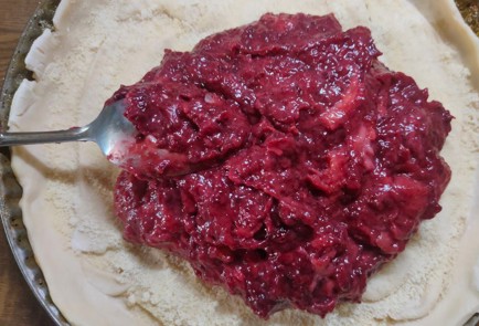 Фото шага рецепта Пирог с клубникой и ежевикой 186527 шаг 13  