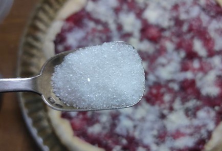 Фото шага рецепта Пирог с клубникой и ежевикой 186527 шаг 16  