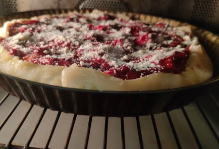 Фото шага рецепта Пирог с клубникой и ежевикой 186527 шаг 17  