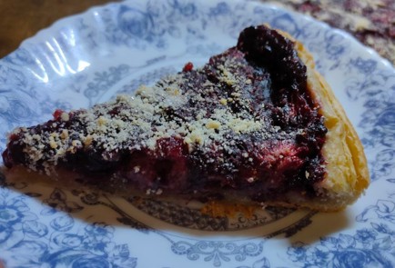 Фото шага рецепта Пирог с клубникой и ежевикой 186527 шаг 19  