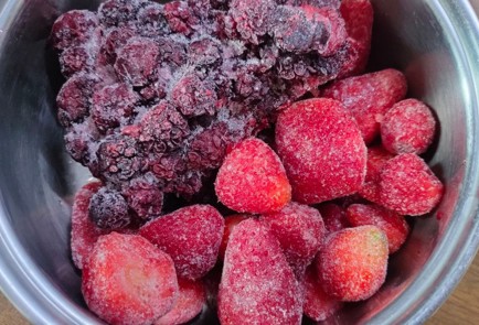 Фото шага рецепта Пирог с клубникой и ежевикой 186527 шаг 2  