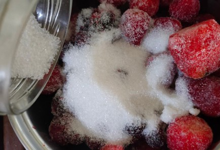 Фото шага рецепта Пирог с клубникой и ежевикой 186527 шаг 3  