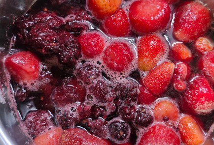 Фото шага рецепта Пирог с клубникой и ежевикой 186527 шаг 4  