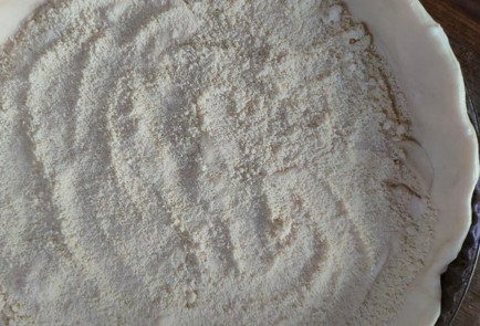 Фото шага рецепта Пирог с клубникой и ежевикой 186527 шаг 9  