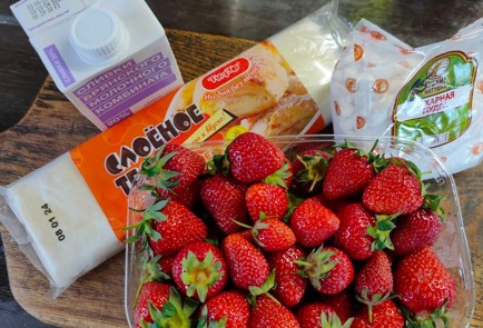 Фото шага рецепта Пирог с клубникой и сливками 176365 шаг 1  