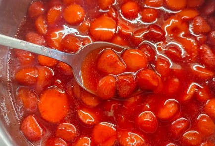 Фото шага рецепта Пирог с клубникой и сливками 176365 шаг 10  