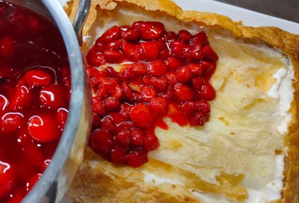 Фото шага рецепта Пирог с клубникой и сливками 176365 шаг 18  