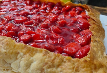 Фото шага рецепта Пирог с клубникой и сливками 176365 шаг 19  