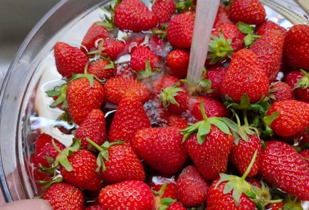 Фото шага рецепта Пирог с клубникой и сливками 176365 шаг 2  