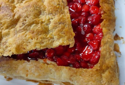 Фото шага рецепта Пирог с клубникой и сливками 176365 шаг 20  