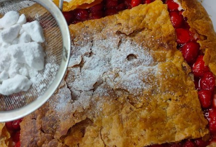 Фото шага рецепта Пирог с клубникой и сливками 176365 шаг 21  