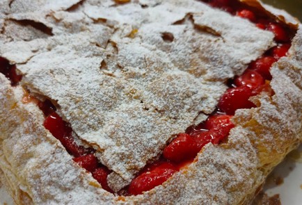 Фото шага рецепта Пирог с клубникой и сливками 176365 шаг 22  