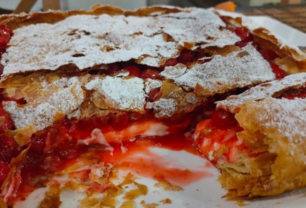 Фото шага рецепта Пирог с клубникой и сливками 176365 шаг 23  