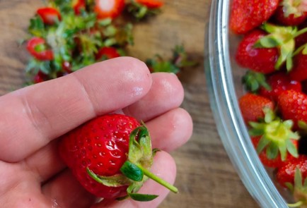 Фото шага рецепта Пирог с клубникой и сливками 176365 шаг 3  