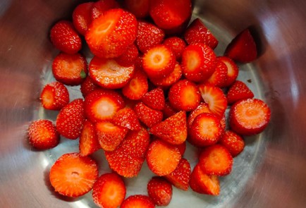 Фото шага рецепта Пирог с клубникой и сливками 176365 шаг 4  