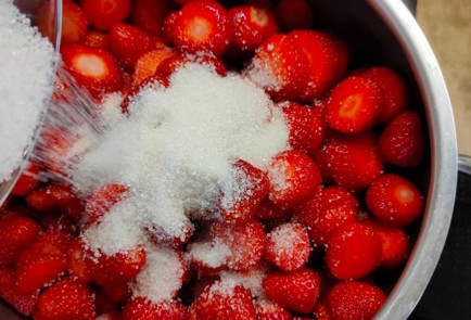 Фото шага рецепта Пирог с клубникой и сливками 176365 шаг 5  