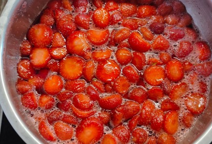 Фото шага рецепта Пирог с клубникой и сливками 176365 шаг 6  