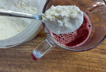 Фото шага рецепта Пирог с клубникой и сливками 176365 шаг 7  