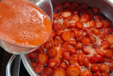 Фото шага рецепта Пирог с клубникой и сливками 176365 шаг 9  