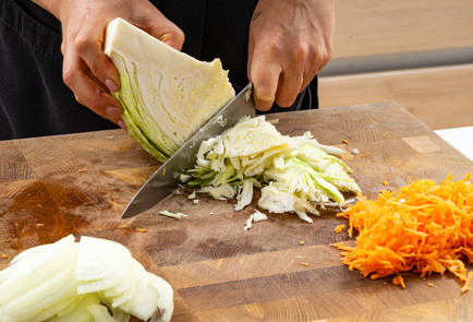 Фото шага рецепта Пирог с консервированной рыбой и капустой 190261 шаг 2  