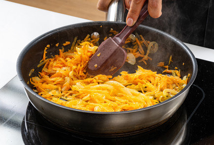 Фото шага рецепта Пирог с консервированной рыбой и капустой 190261 шаг 4  