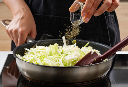 Фото шага рецепта Пирог с консервированной рыбой и капустой 190261 шаг 5  