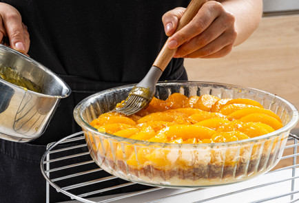 Фото шага рецепта Пирог с консервированными персиками 190262 шаг 10  