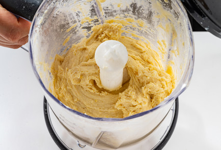 Фото шага рецепта Пирог с консервированными персиками 190262 шаг 6  