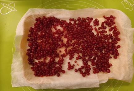 Фото шага рецепта Пирог с красной смородиной 190972 шаг 3  