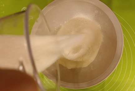 Фото шага рецепта Пирог с красной смородиной 190972 шаг 5  