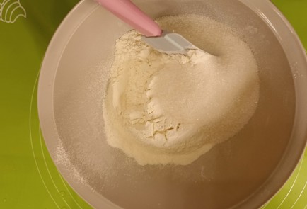 Фото шага рецепта Пирог с красной смородиной 190972 шаг 6  