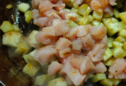 Фото шага рецепта Пирог с курицей и баклажаном 191173 шаг 6  