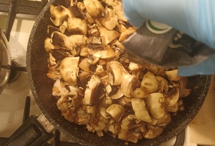 Фото шага рецепта Пирог с курицей и грибами в духовке 191251 шаг 17  