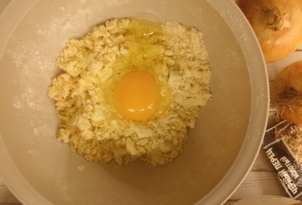 Фото шага рецепта Пирог с курицей и грибами в духовке 191251 шаг 6  