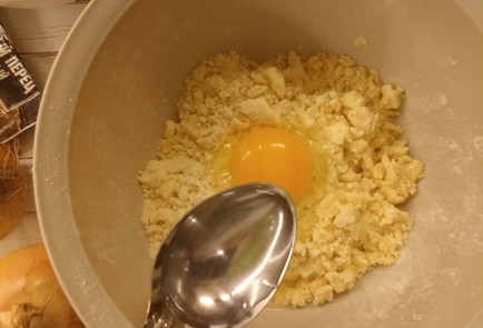 Фото шага рецепта Пирог с курицей и грибами в духовке 191251 шаг 7  