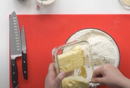 Фото шага рецепта Пирог с курицей и луком 151565 шаг 1  