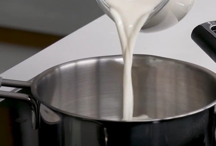 Фото шага рецепта Пирог с курицей и луком 151565 шаг 2  