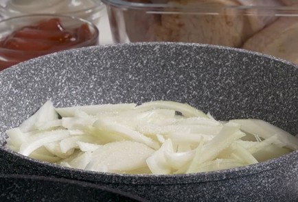 Фото шага рецепта Пирог с курицей и луком 151565 шаг 5  