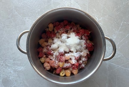 Фото шага рецепта Пирог с малиной 189789 шаг 6