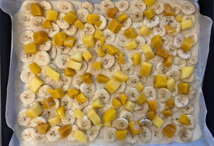 Фото шага рецепта Пирог с манго и бананами 176351 шаг 8  