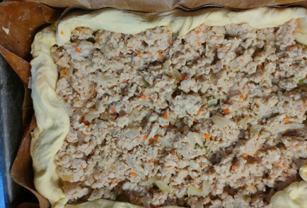 Фото шага рецепта Пирог с мясной начинкой яйцом и горошком 175623 шаг 12  