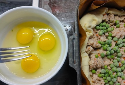 Фото шага рецепта Пирог с мясной начинкой яйцом и горошком 175623 шаг 14  