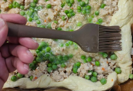 Фото шага рецепта Пирог с мясной начинкой яйцом и горошком 175623 шаг 16  