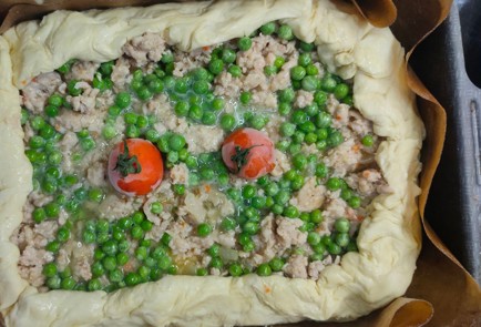 Фото шага рецепта Пирог с мясной начинкой яйцом и горошком 175623 шаг 17  