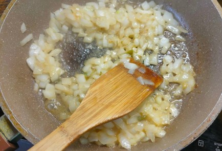 Фото шага рецепта Пирог с мясной начинкой яйцом и горошком 175623 шаг 7  